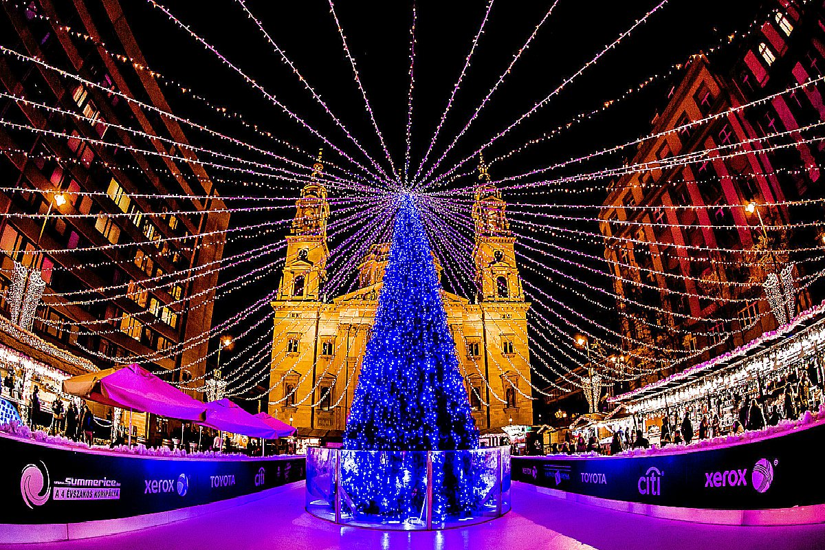 Tema Natalizio Buona Notte Immagini Natalizie.A Budapest Per I Mercatini Di Natale Viaggiamondo