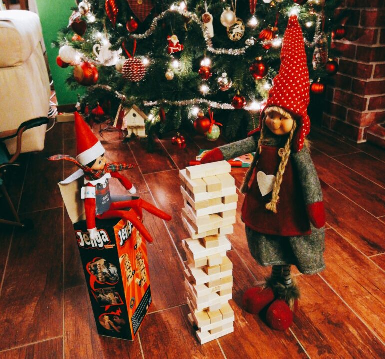 Elf on the shelf, come funziona la tradizione natalizia dell'elfo sulla  mensola – ViaggiaMondo